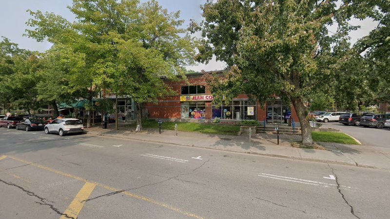 Jean Coutu (5815 Rue Sherbrooke Ouest) in Montréal, Quebec