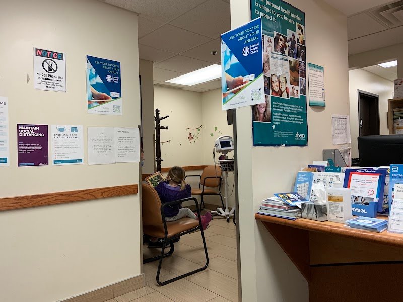 Rockyview Medical Clinic (Calgary Walk-in, Family and Pediatrician Practice), photo 3
